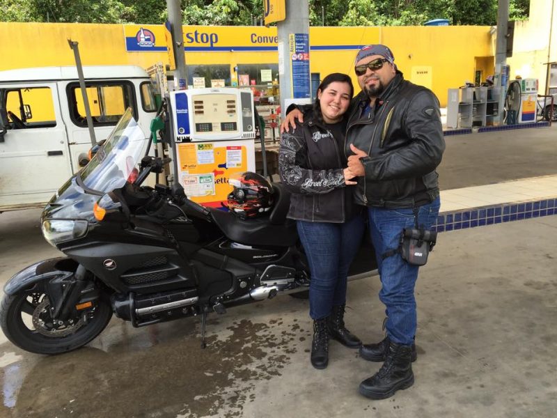Dr. André Pereira e sua esposa, Thais Matos. Motociclistas também.