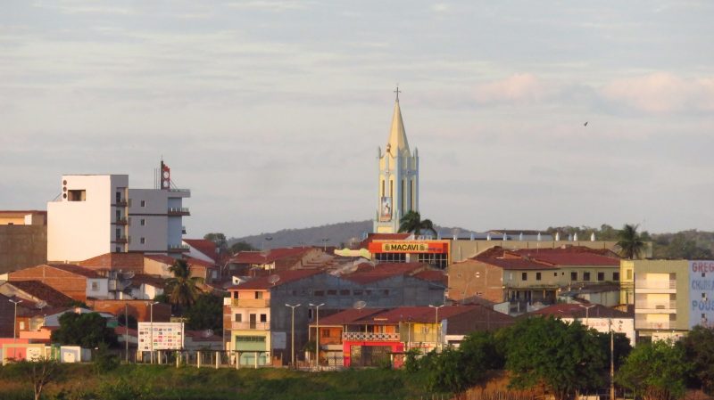 Vista da cidade com a Igreja de São Raimundo Nonato, padroeiro, se destacando.